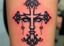 tatuagem de cruz no rosto