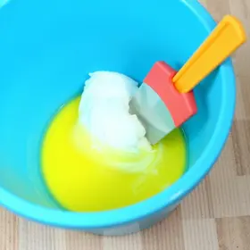 como limpar um balde de plástico