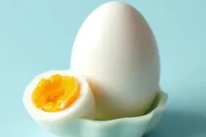 ovo de galinha inteiro cozido